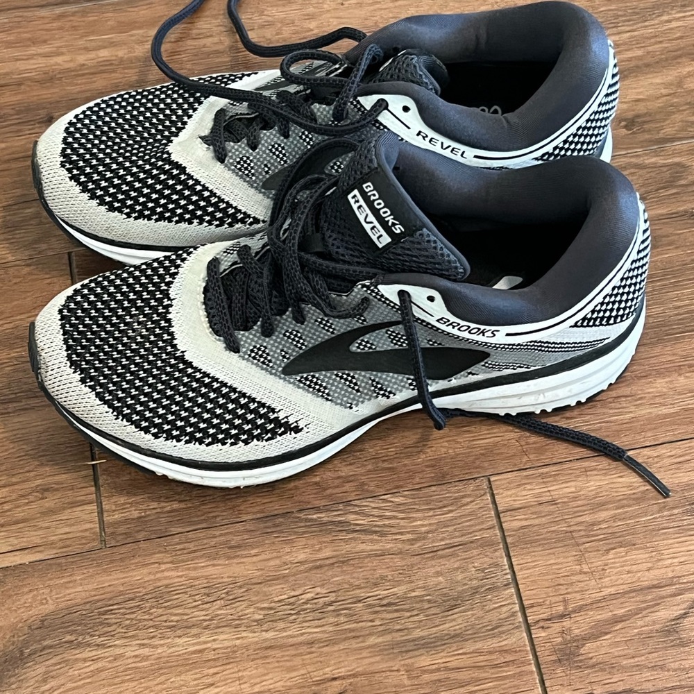 EUC Brooks size 7.5